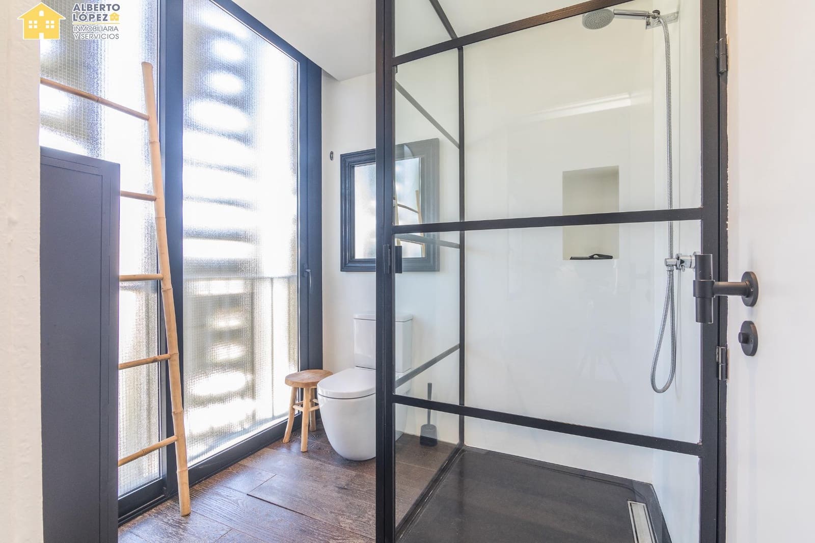 2 soverom Leilighet til leie i Alicante by med garasje - € 2 500 (Ref: 9230493)