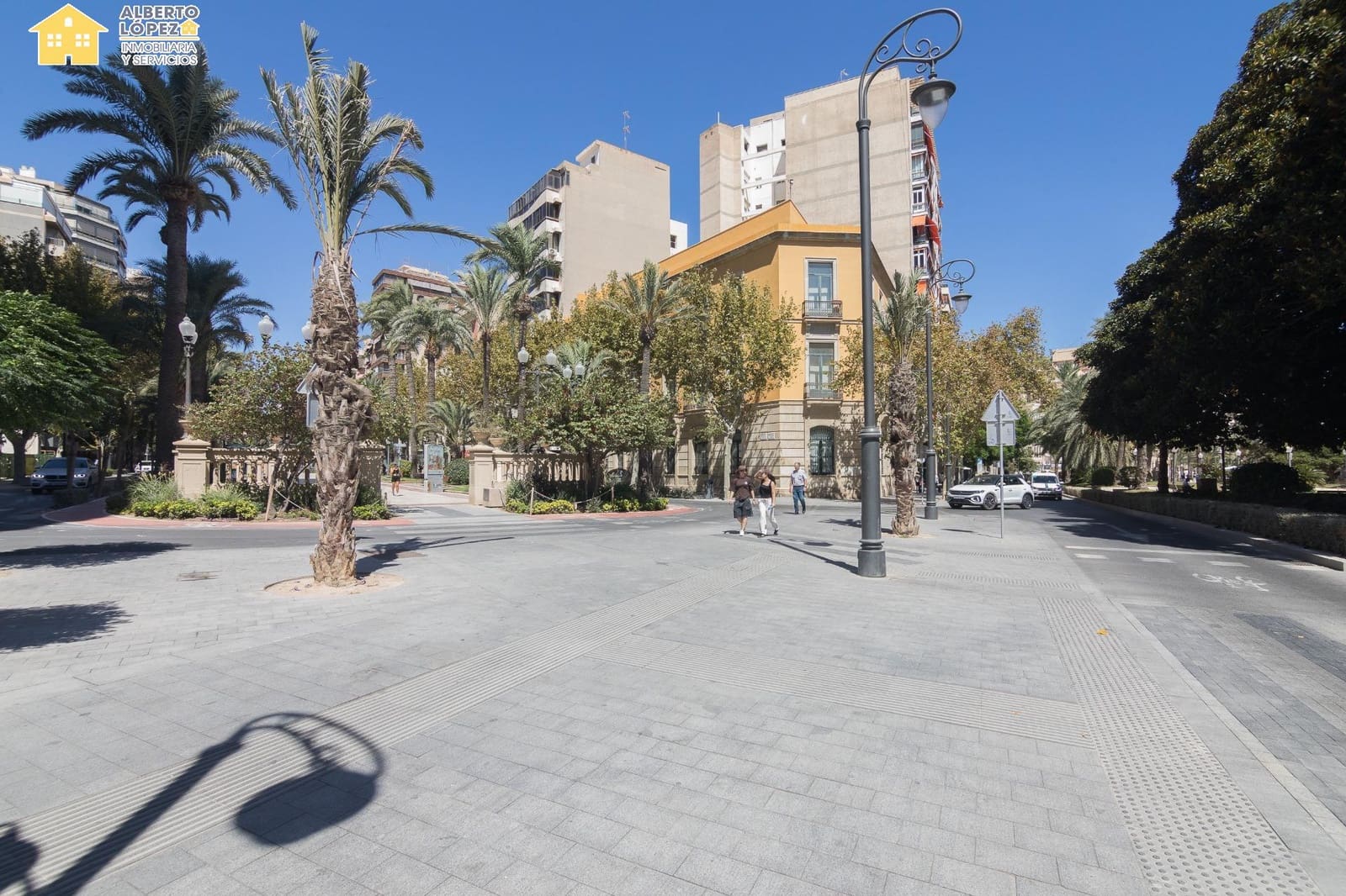 2 soverom Leilighet til leie i Alicante by med garasje - € 2 500 (Ref: 9230493)
