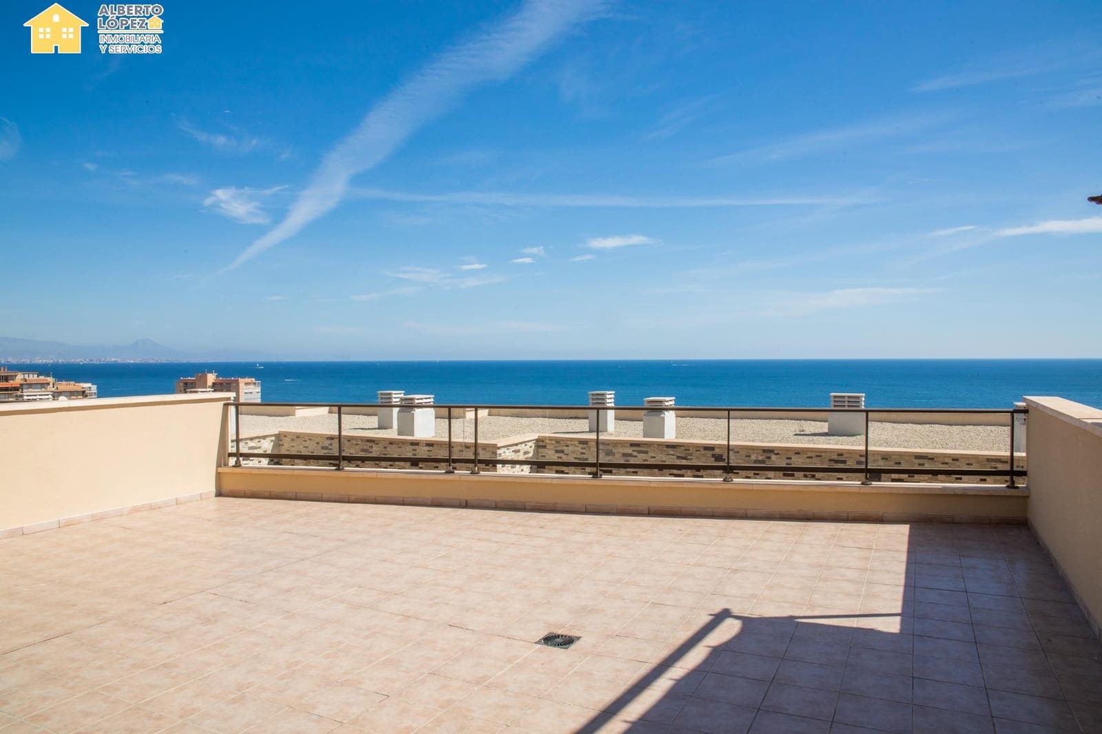 3 quarto Bungalow para venda em Arenales del Sol com piscina garagem - 470 000 € (Ref: 9282295)