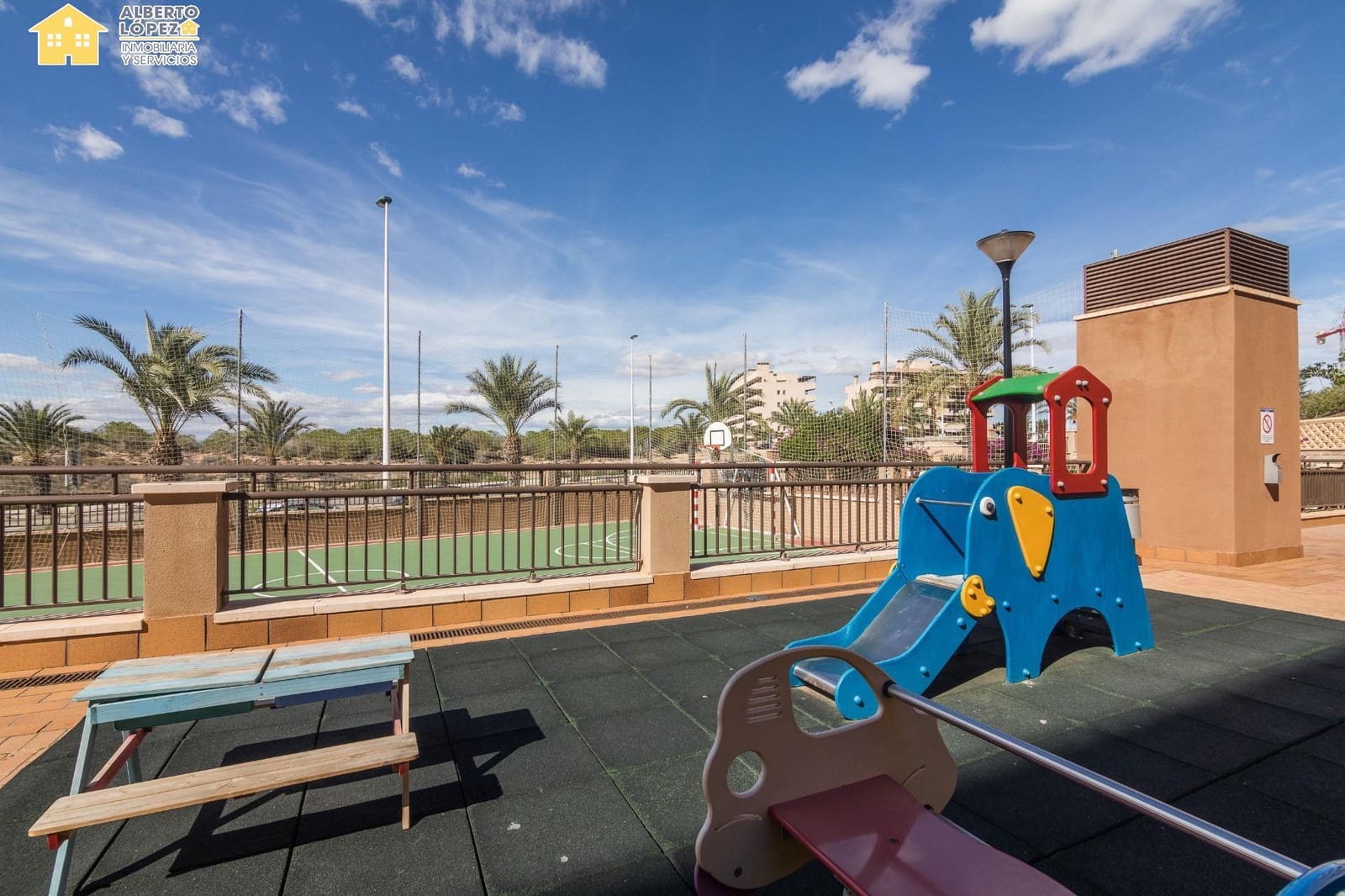 3 quarto Bungalow para venda em Arenales del Sol com piscina garagem - 425 000 € (Ref: 9367668)