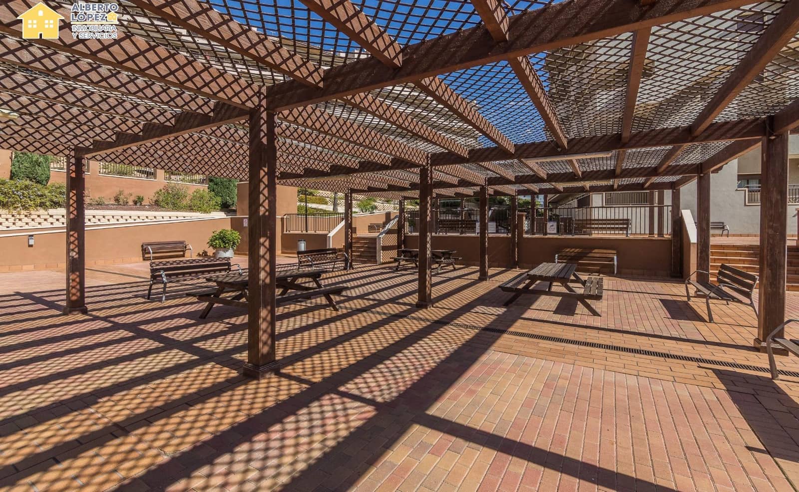 3 quarto Bungalow para venda em Arenales del Sol com piscina garagem - 425 000 € (Ref: 9367668)