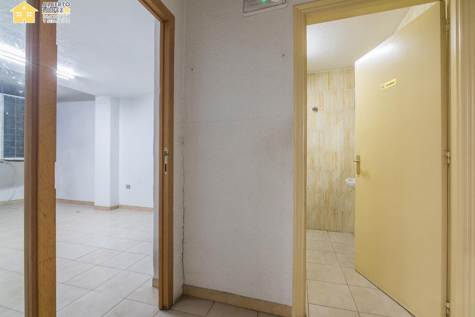 Kaupallinen myytävänä paikassa El Altet - 298 000 € (Ref: 9414214)