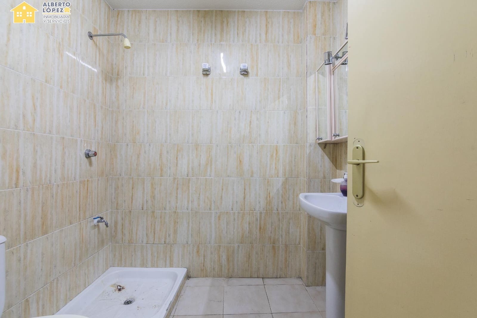 Kaupallinen myytävänä paikassa El Altet - 298 000 € (Ref: 9414214)