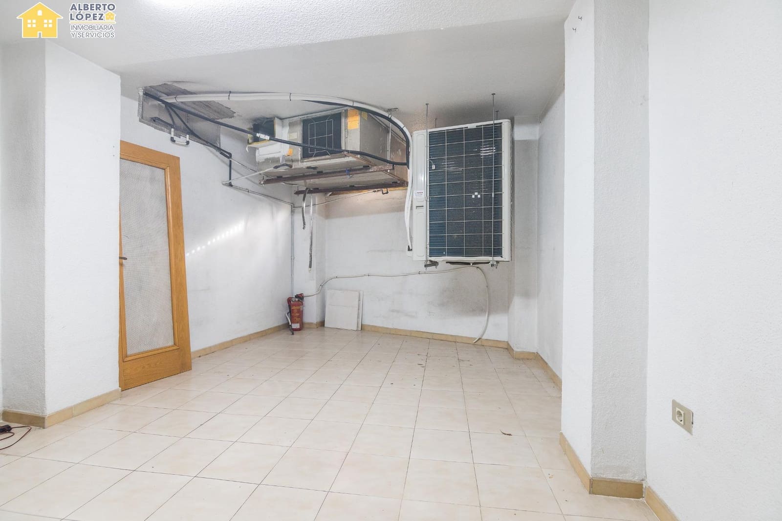 Kaupallinen myytävänä paikassa El Altet - 298 000 € (Ref: 9414214)