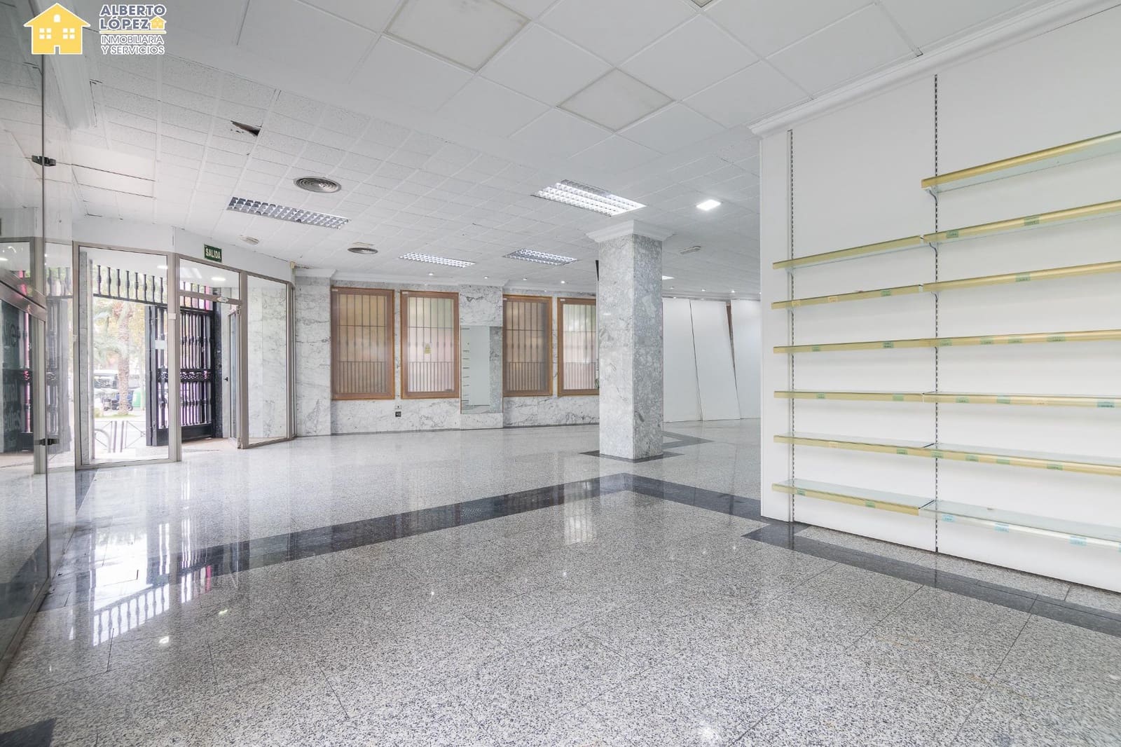 Kaupallinen myytävänä paikassa El Altet - 298 000 € (Ref: 9414214)