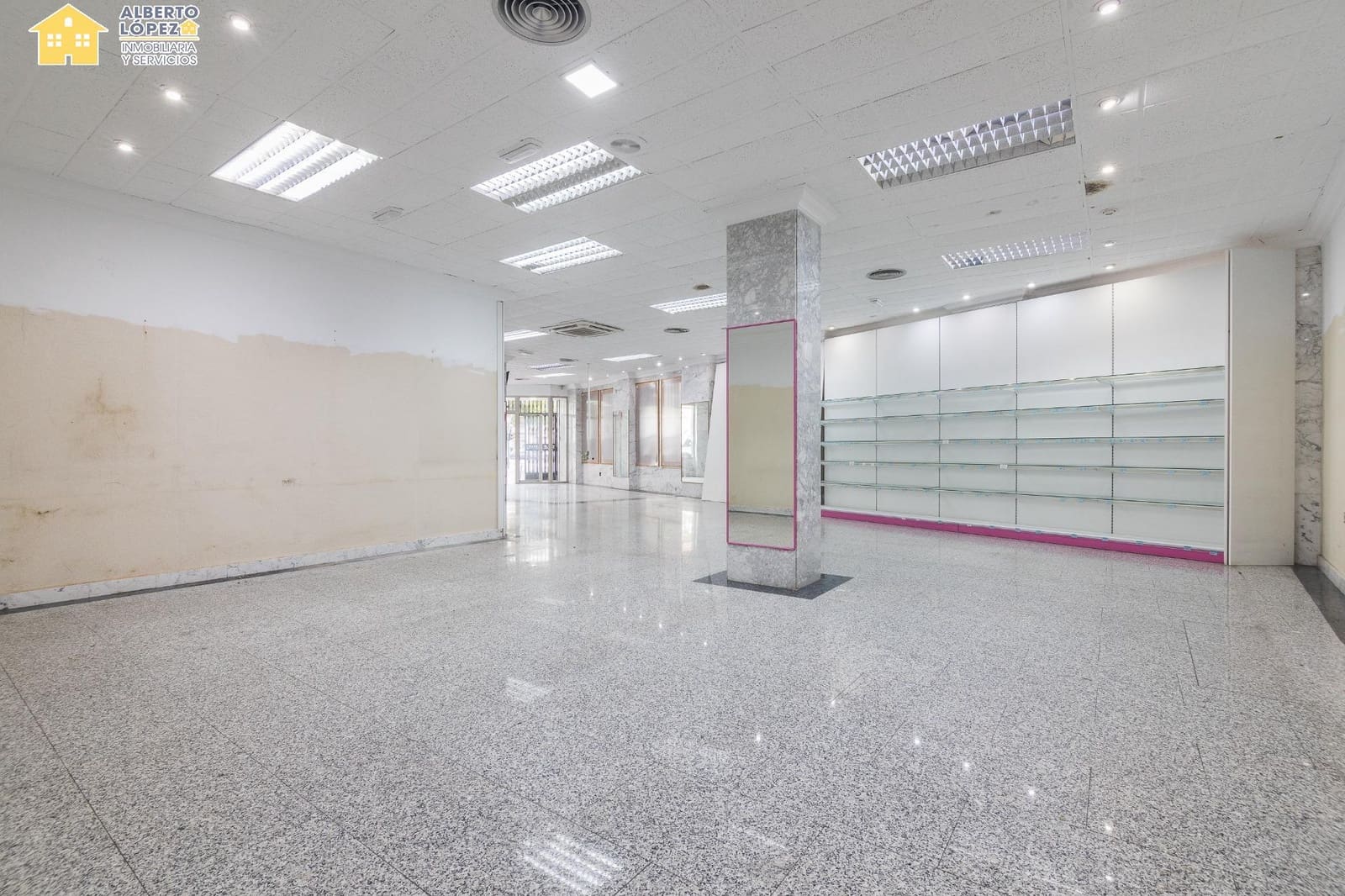 Kaupallinen myytävänä paikassa El Altet - 298 000 € (Ref: 9414214)