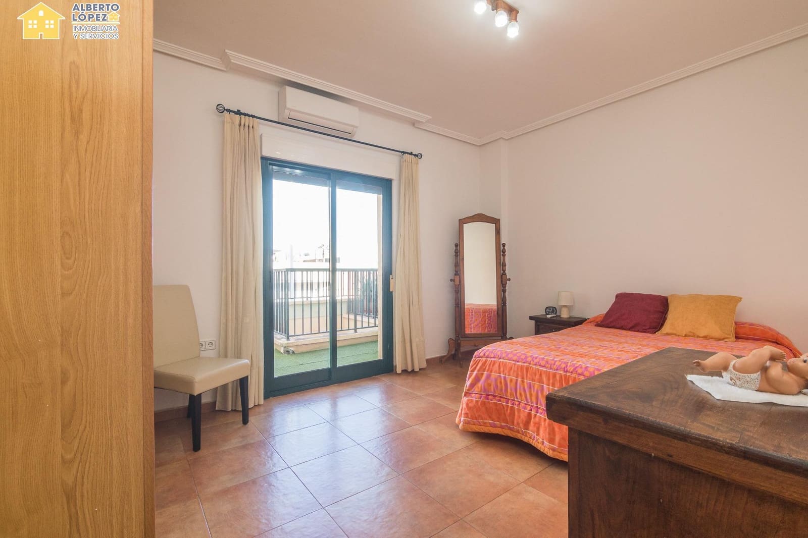 4 slaapkamer Rijtjeshuis te koop in El Altet - € 271.000 (Ref: 9449408)