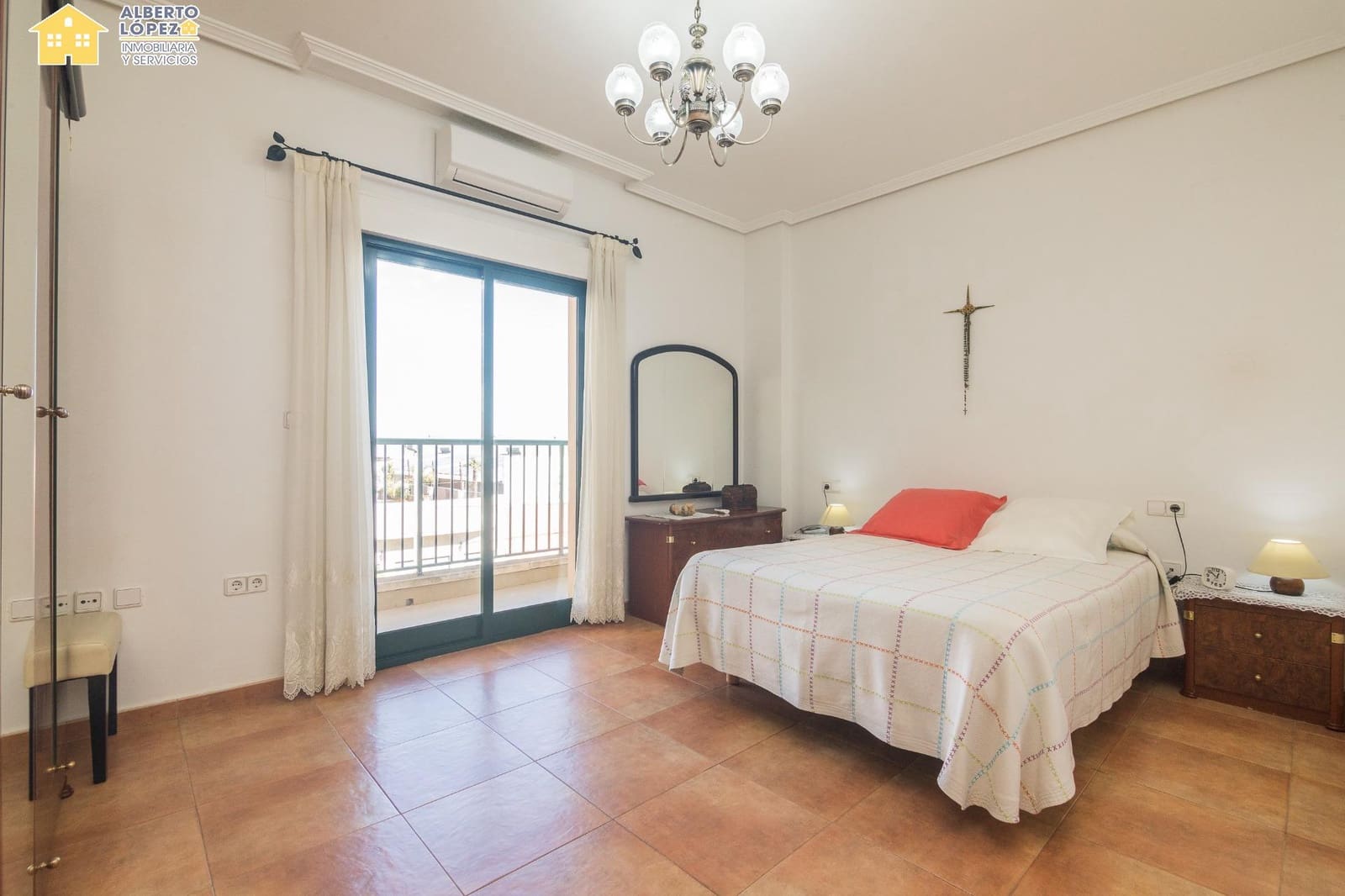 4 slaapkamer Rijtjeshuis te koop in El Altet - € 271.000 (Ref: 9449408)