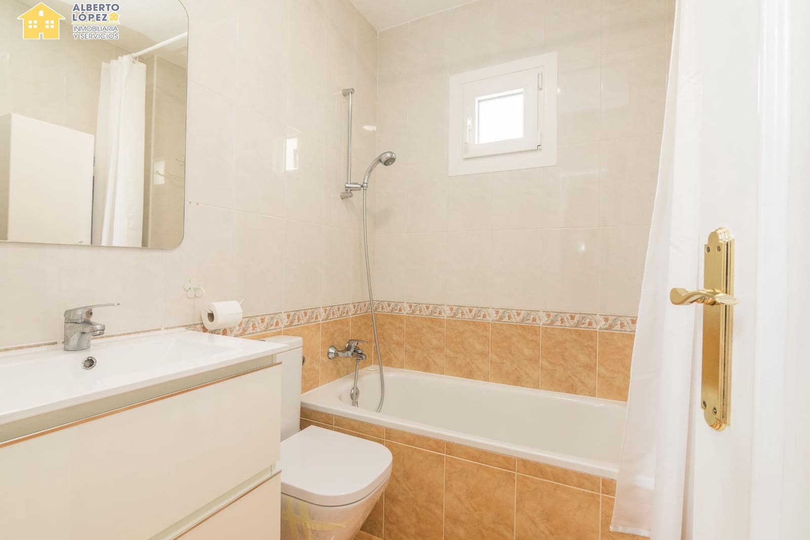 4 sovrum Radhus till salu i Gran Alacant med pool - 380 000 € (Ref: 9474265)