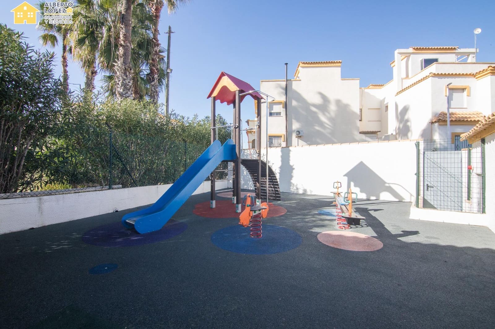 4 sovrum Radhus till salu i Gran Alacant med pool - 380 000 € (Ref: 9474265)