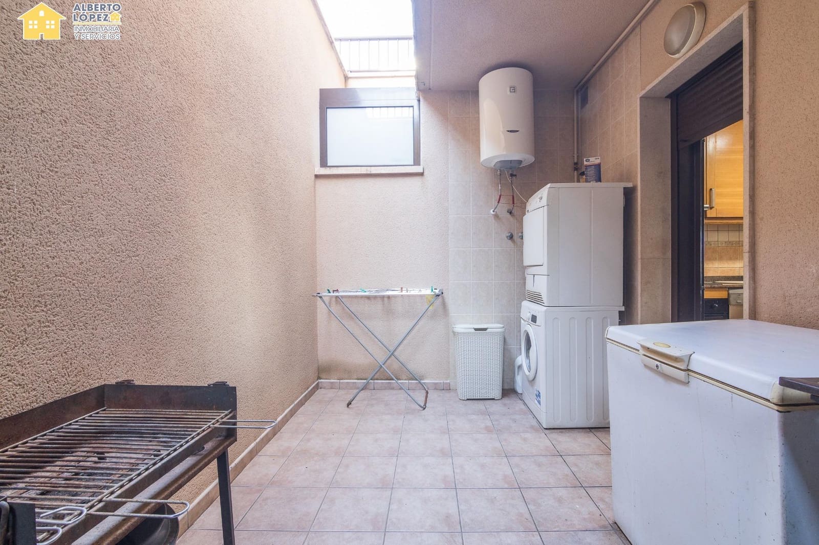 3 makuuhuone Bungalow myytävänä paikassa Arenales del Sol mukana uima-altaan 
autotalli - 375 000 € (Ref: 9474266)