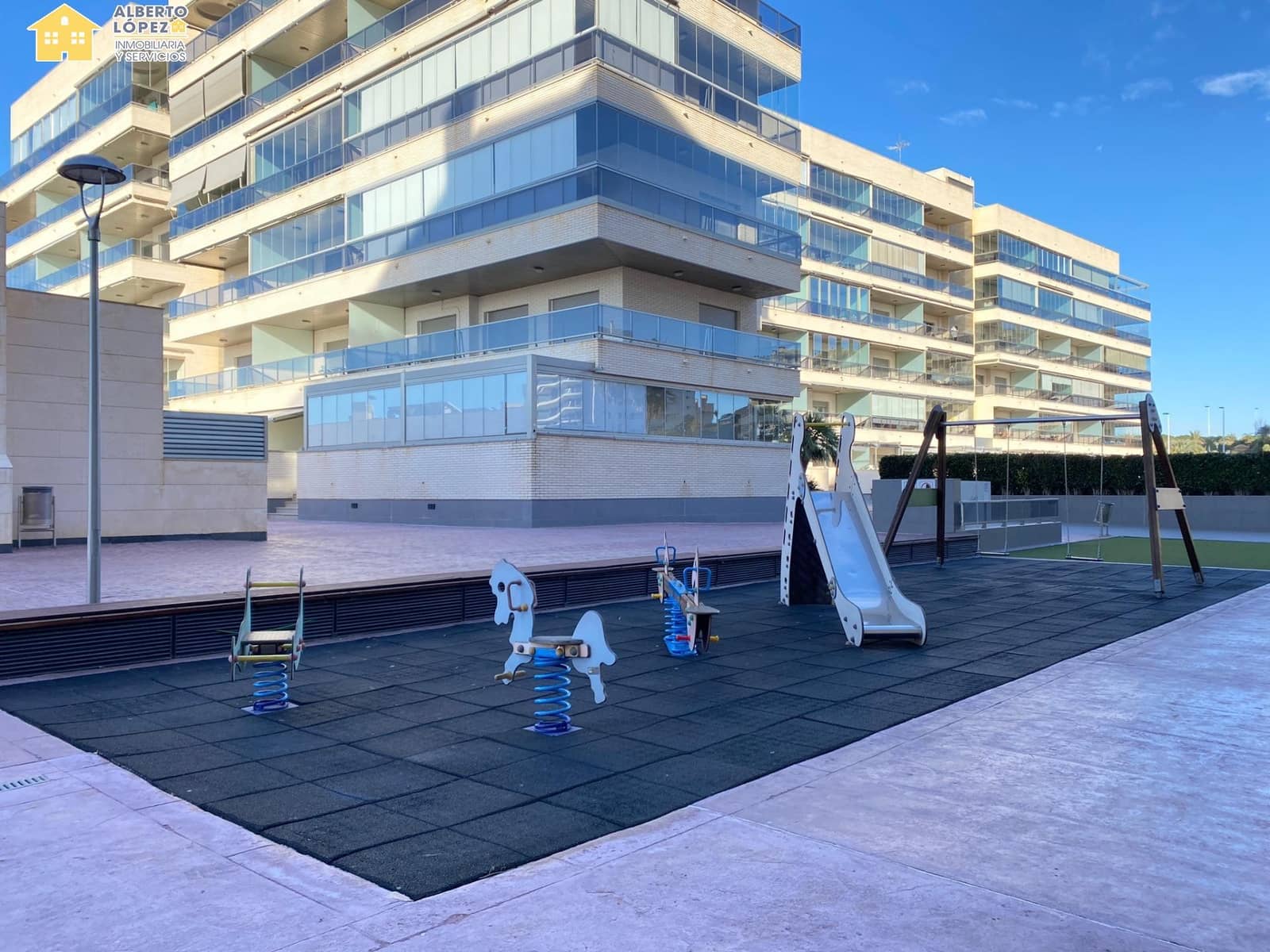 2 soveværelse Penthouse til salg i Arenales del Sol med swimmingpool garage - € 465.000 (Ref: 9637711)