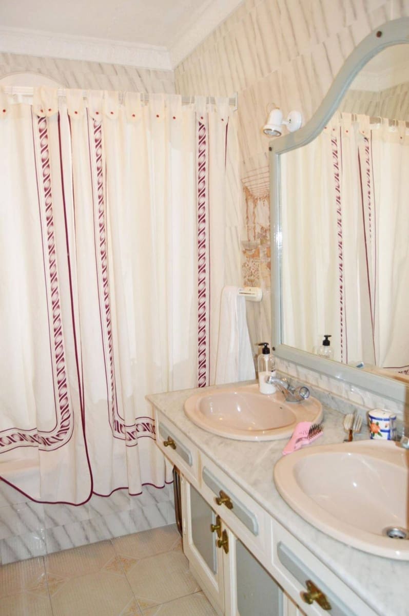 6 makuuhuone Huvila myytävänä paikassa Nerja mukana uima-altaan - 580 000 € (Ref: 3681806)