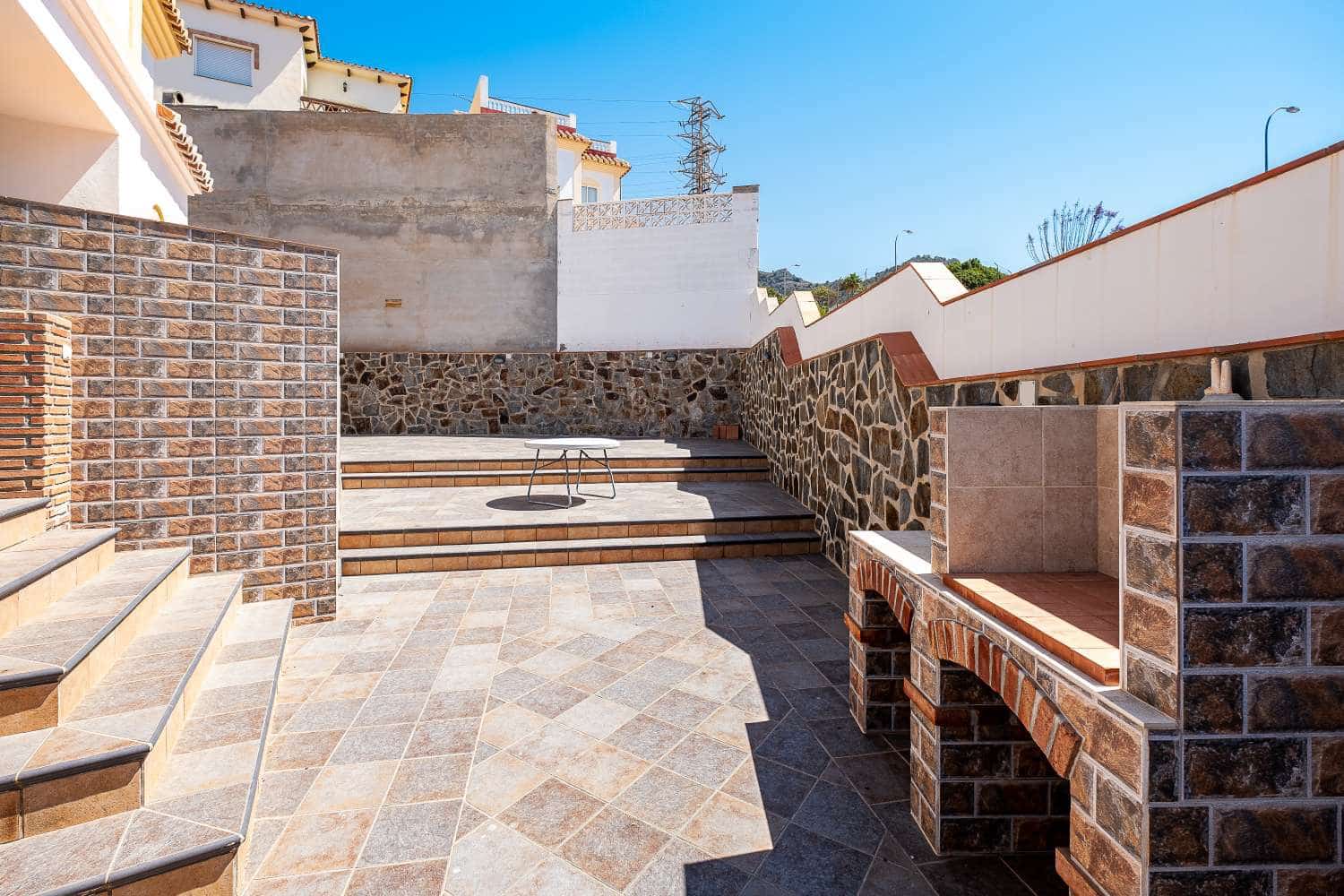 2 soveværelse Semi-Rækkehus til salg i Nerja - € 399.000 (Ref: 8353760)