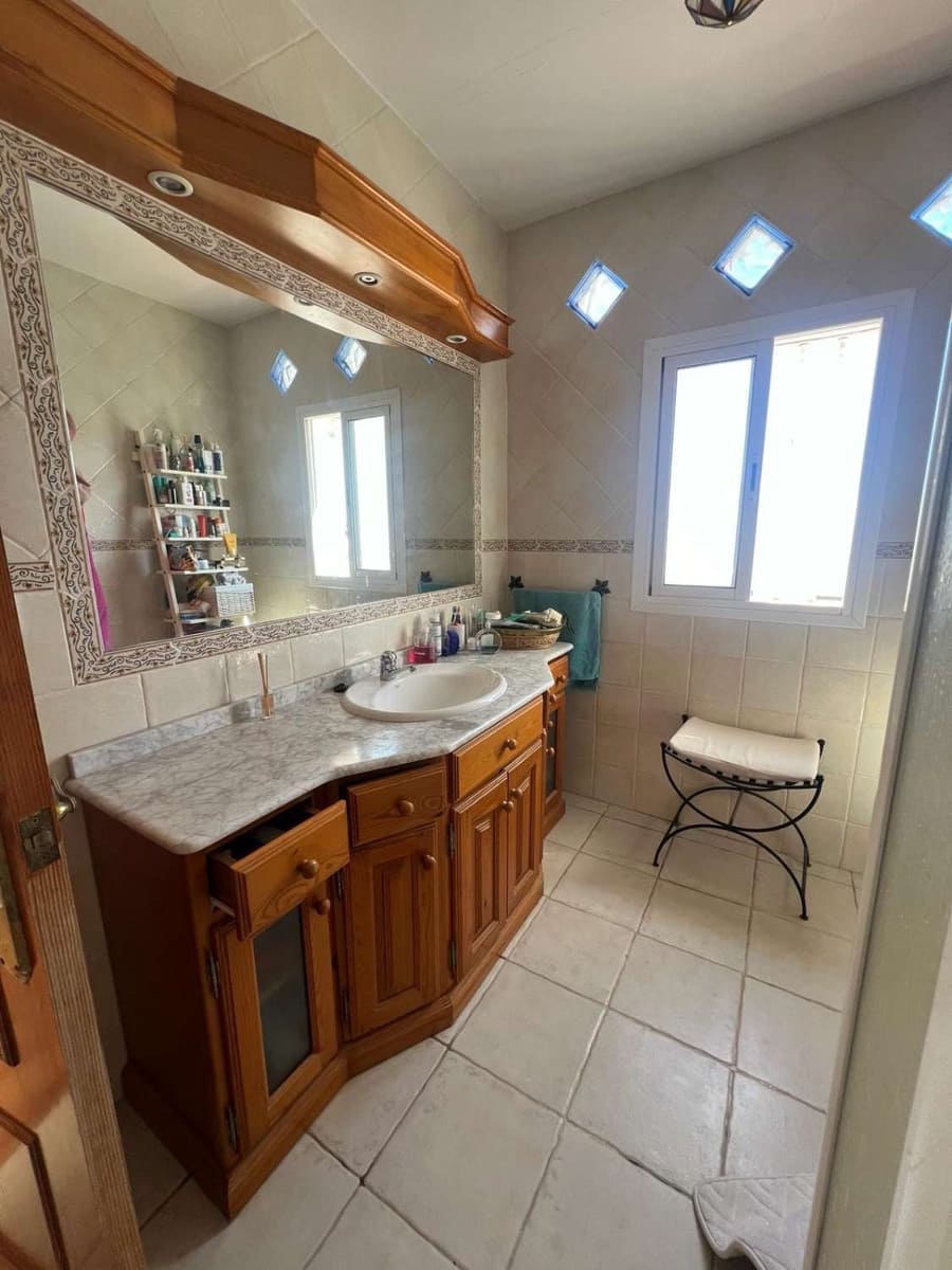 4 sypialnia Dom na sprzedaż w Nerja z basenem garażem - 385 000 € (Ref: 8752224)