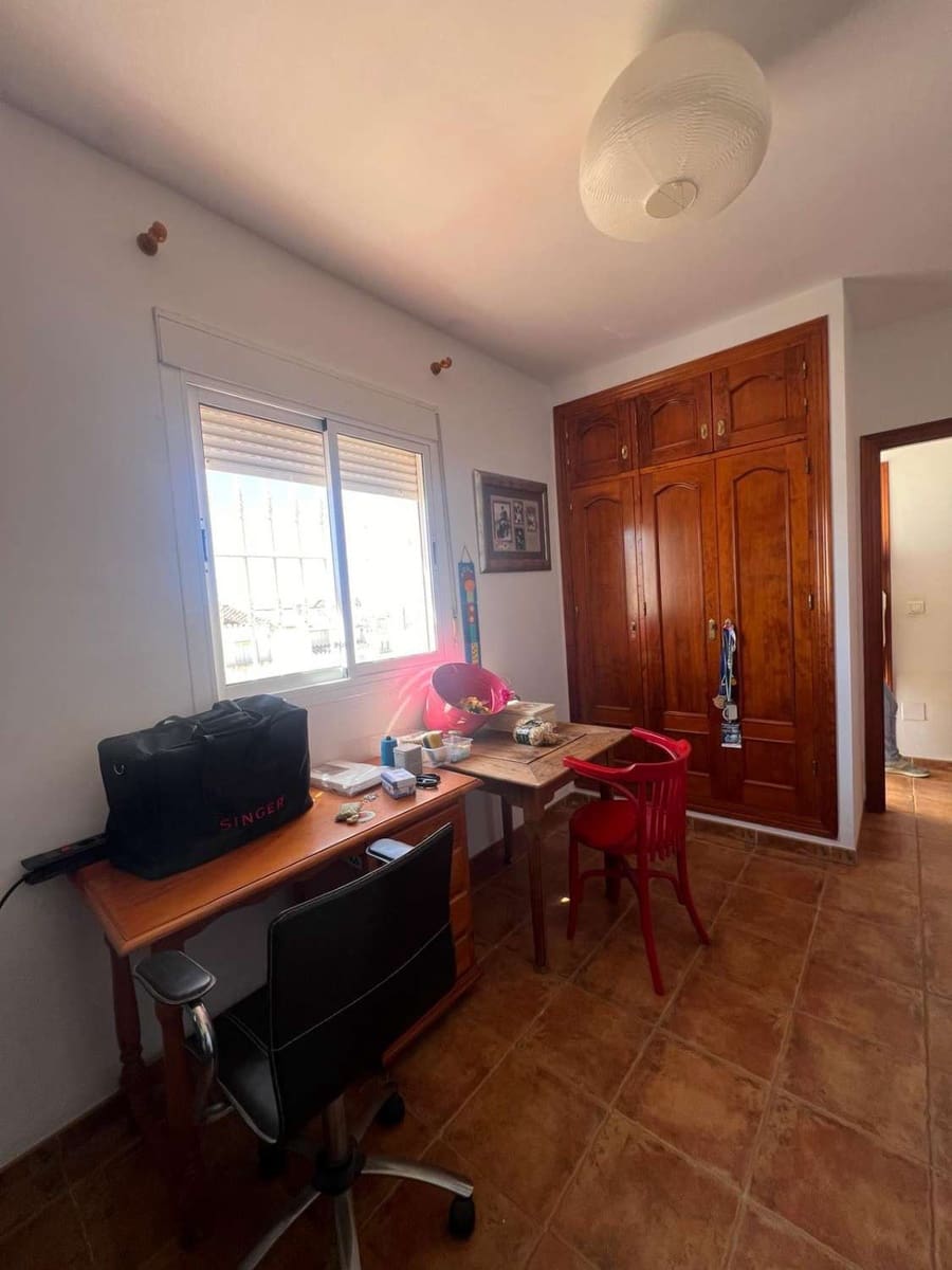 4 sypialnia Dom na sprzedaż w Nerja z basenem garażem - 385 000 € (Ref: 8752224)