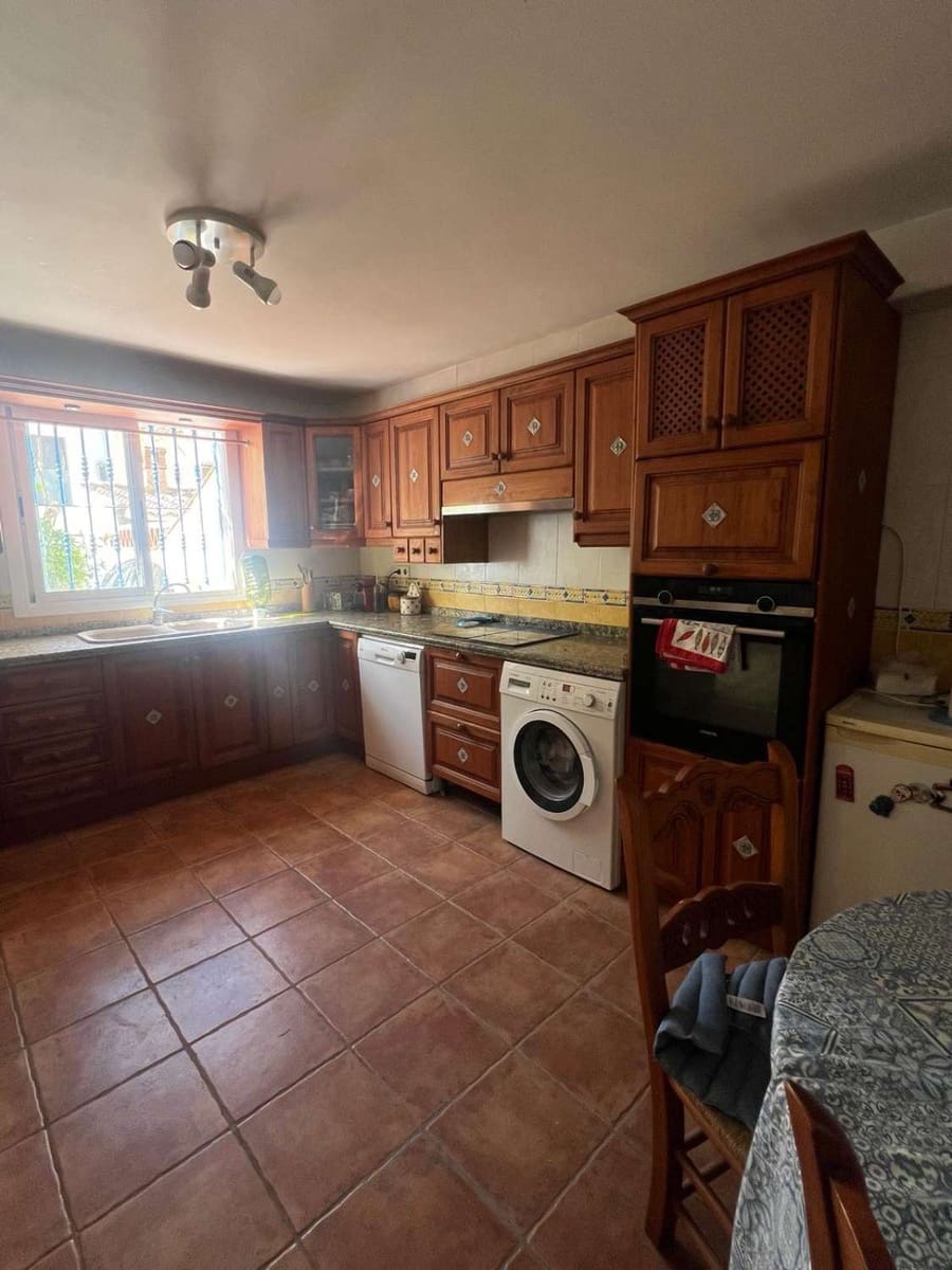 4 sypialnia Dom na sprzedaż w Nerja z basenem garażem - 385 000 € (Ref: 8752224)