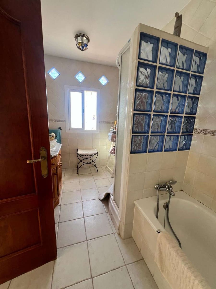 4 sypialnia Dom na sprzedaż w Nerja z basenem garażem - 385 000 € (Ref: 8752224)