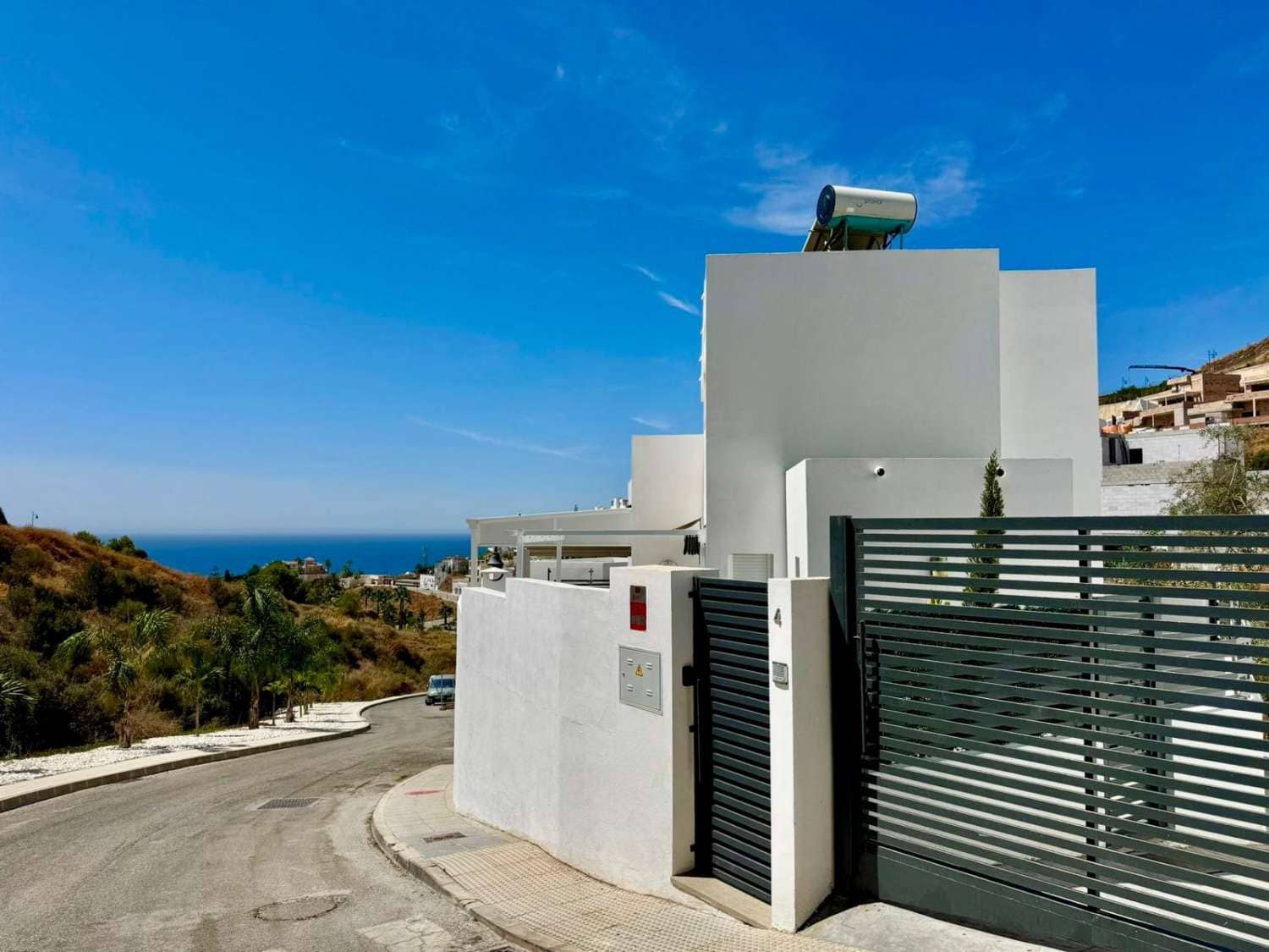 3 bedroom Villa for sale in Torrox with pool - € 490,000 (Ref: 9228375)