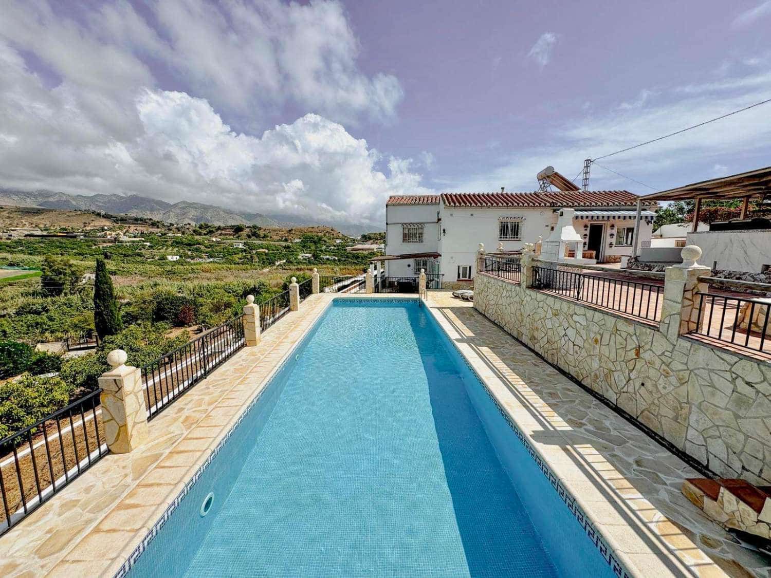 6 soveværelse Villa til salg i Nerja med swimmingpool - € 1.099.000 (Ref: 9564852)