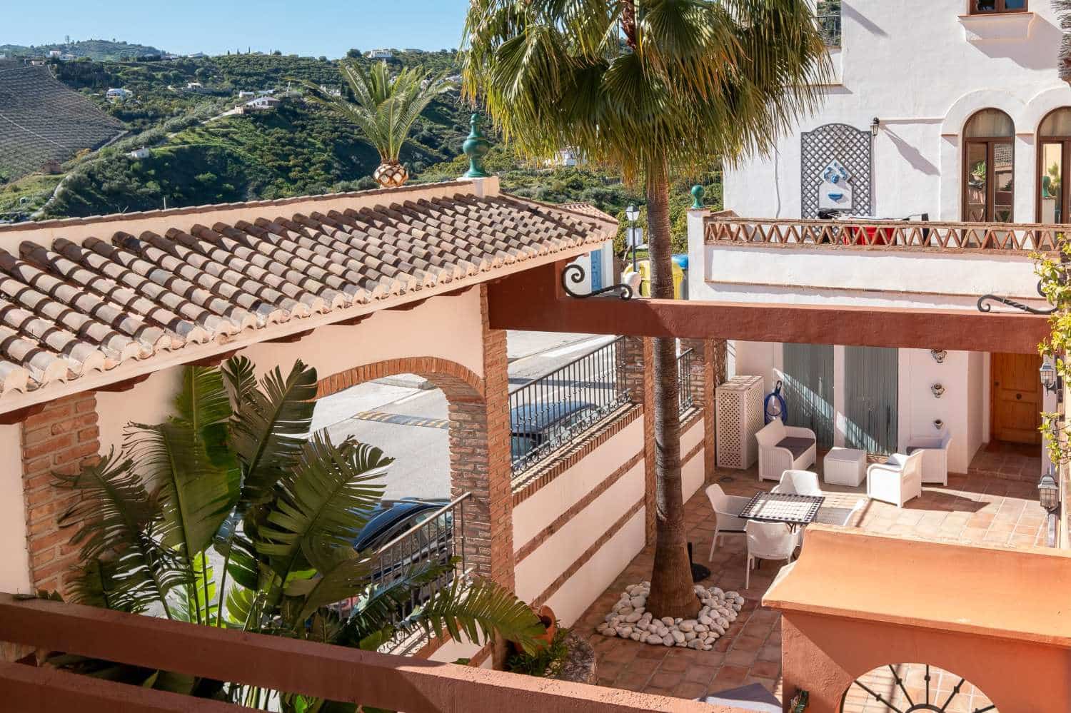 2 bedroom Apartment for sale in Frigiliana with pool - € 320,000 (Ref: 9698074)