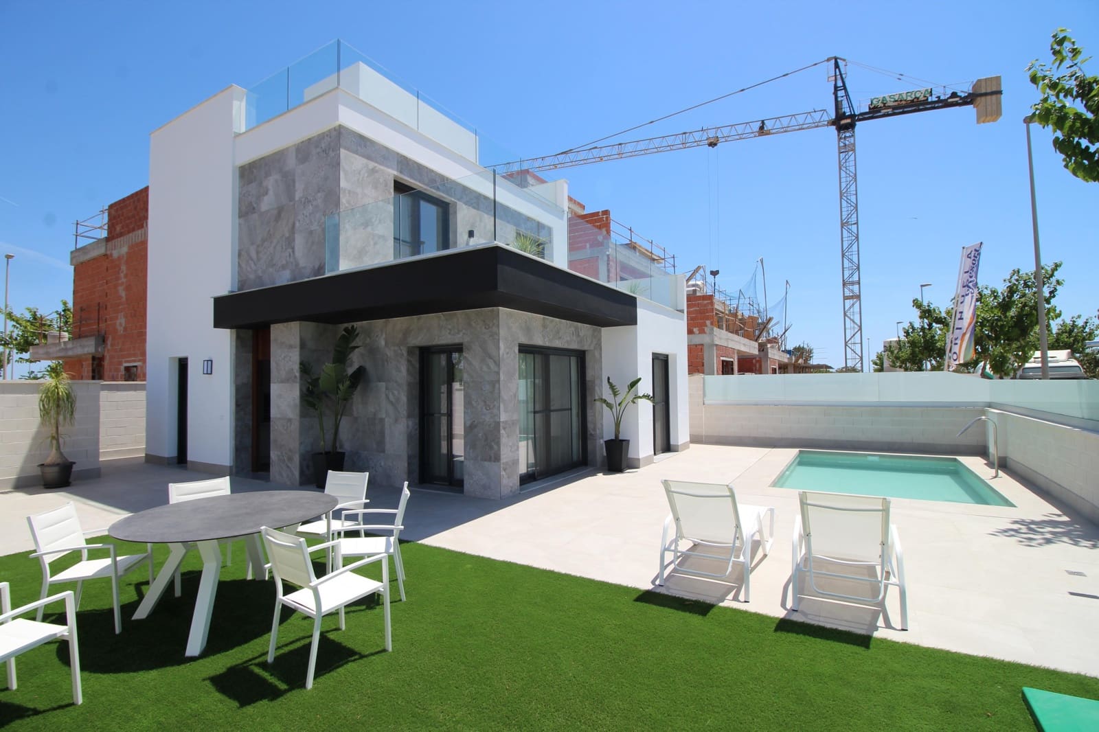Chalet de 3 habitaciones en Pilar de la Horadada en venta con piscina garaje - 485.000 € (Ref: 10140229)