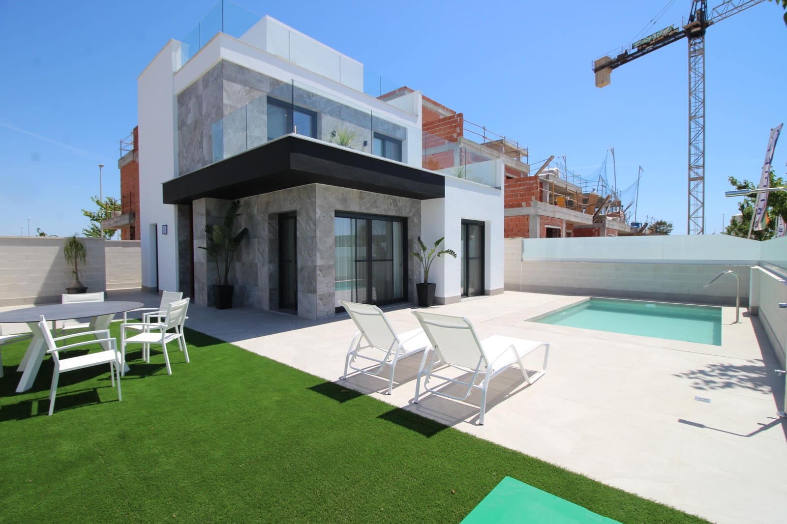 Chalet de 3 habitaciones en Pilar de la Horadada en venta con piscina garaje - 485.000 € (Ref: 10140229)