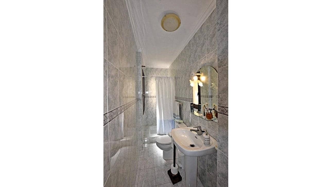 3 makuuhuone Huvila myytävänä paikassa Villamartin mukana uima-altaan 
autotalli - 549 000 € (Ref: 10144863)