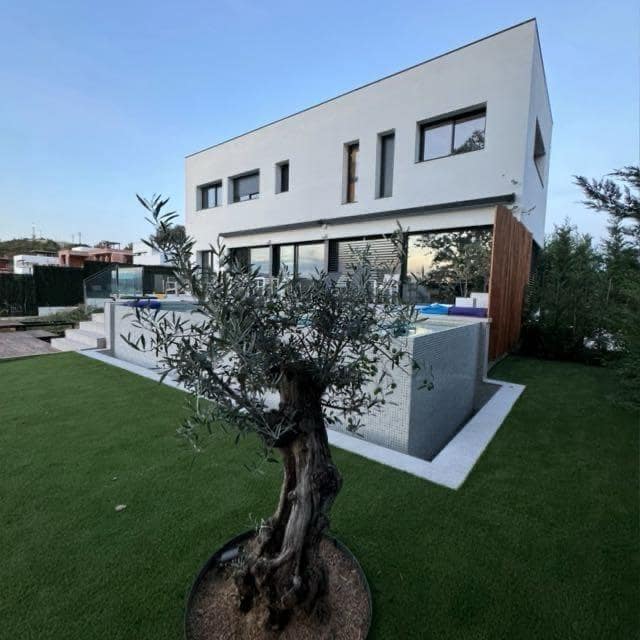 4 soveværelse Villa til salg i Girona by med garage - € 695.000 (Ref: 9876791)