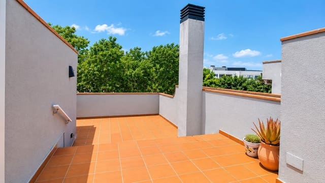 3 bedroom Apartment for rent in Platja d'Aro, Castell-Platja d'Aro - € 3,500 (Ref: 9898896)