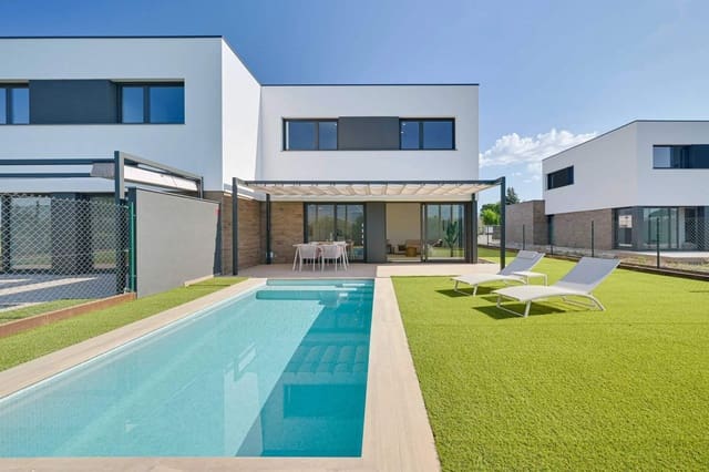 4 bedroom Semi-detached Villa for sale in Sant Pere Pescador - € 540,000 (Ref: 9403622)