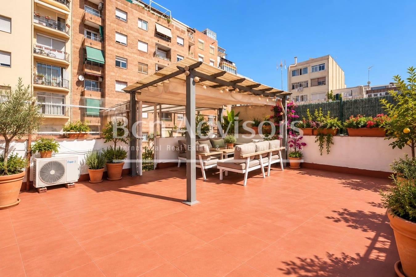 5 bedroom Townhouse for sale in Barcelona city - € 649,900 (Ref: 10119023)