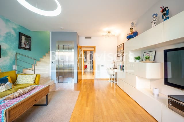 3 soverom Rekkehus til salgs i El Camp de L'Arpa del Clot, Barcelona by - € 900 000 (Ref: 9761814)