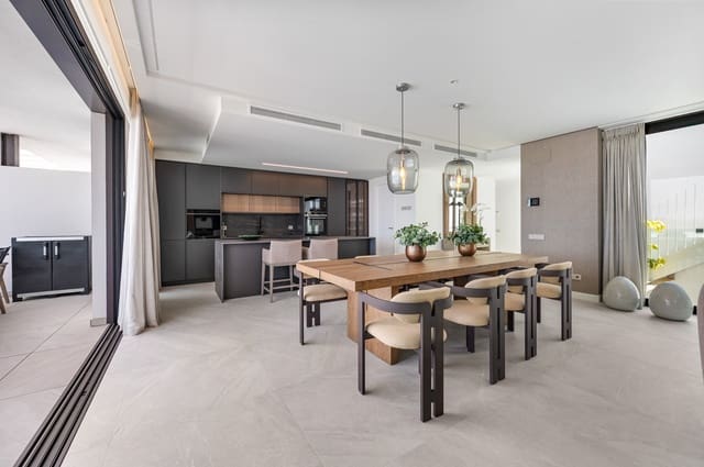 4 makuuhuone Kattohuoneisto myytävänä paikassa Bahía de Marbella, Marbella mukana uima-altaan 
autotalli - 2 950 000 € (Ref: 10031143)
