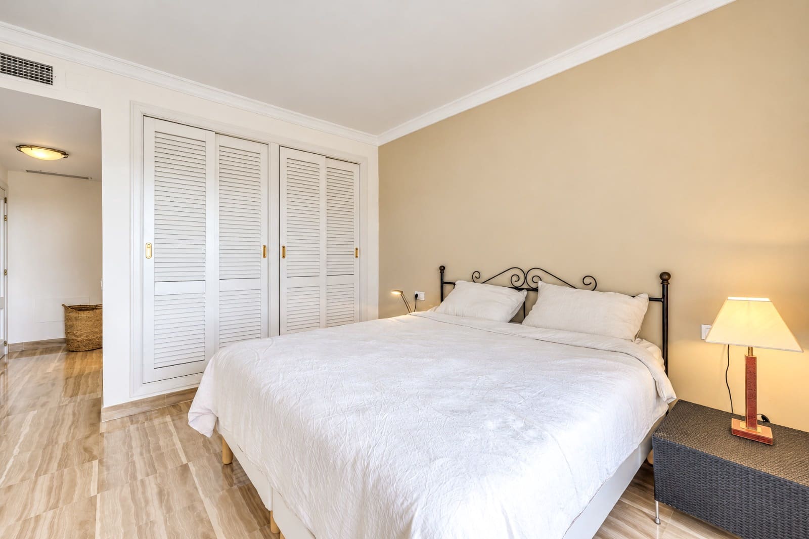3 sypialnia Apartament na sprzedaż w Elviria z basenem garażem - 899 000 € (Ref: 10179594)