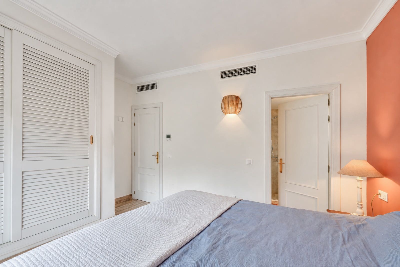 3 sypialnia Apartament na sprzedaż w Elviria z basenem garażem - 899 000 € (Ref: 10179594)