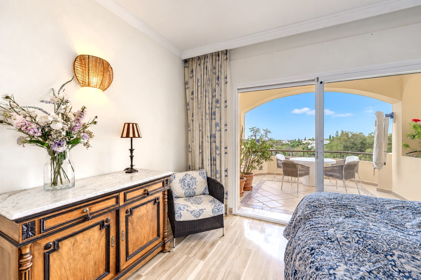 3 sypialnia Apartament na sprzedaż w Elviria z basenem garażem - 899 000 € (Ref: 10179594)