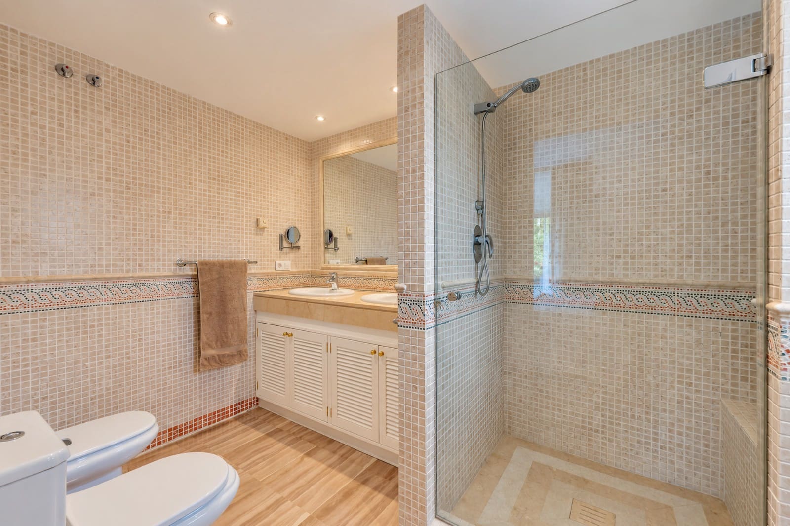 3 sypialnia Apartament na sprzedaż w Elviria z basenem garażem - 899 000 € (Ref: 10179594)