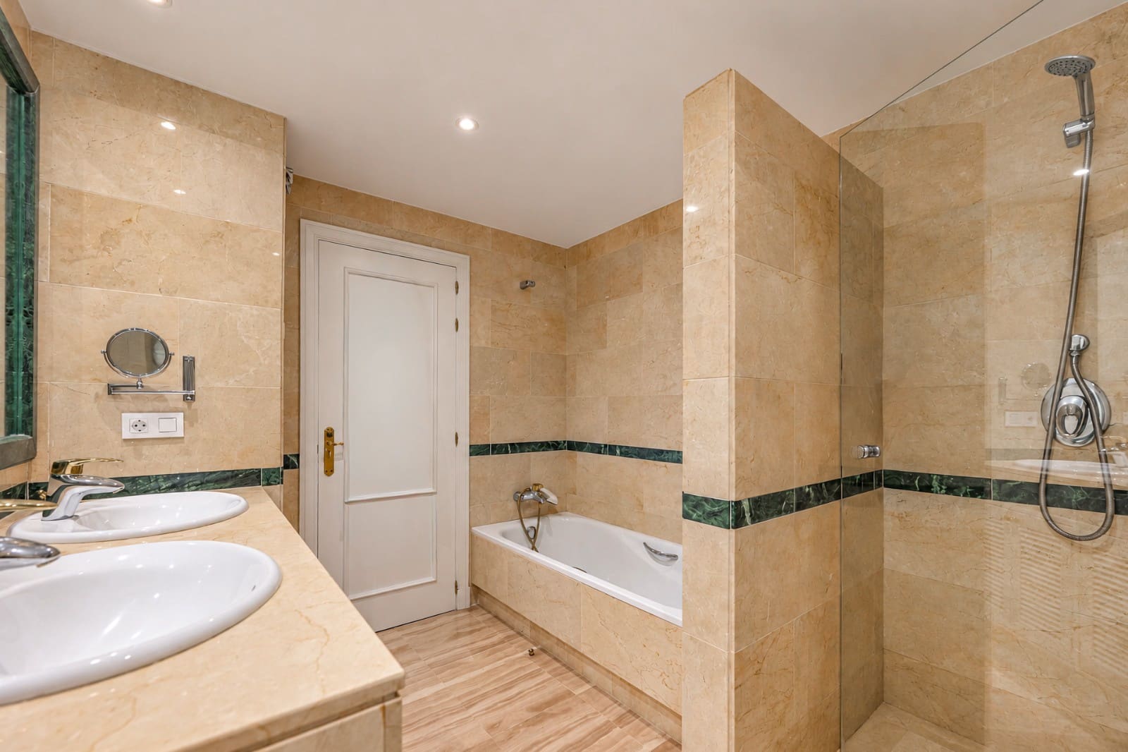 3 sypialnia Apartament na sprzedaż w Elviria z basenem garażem - 899 000 € (Ref: 10179594)