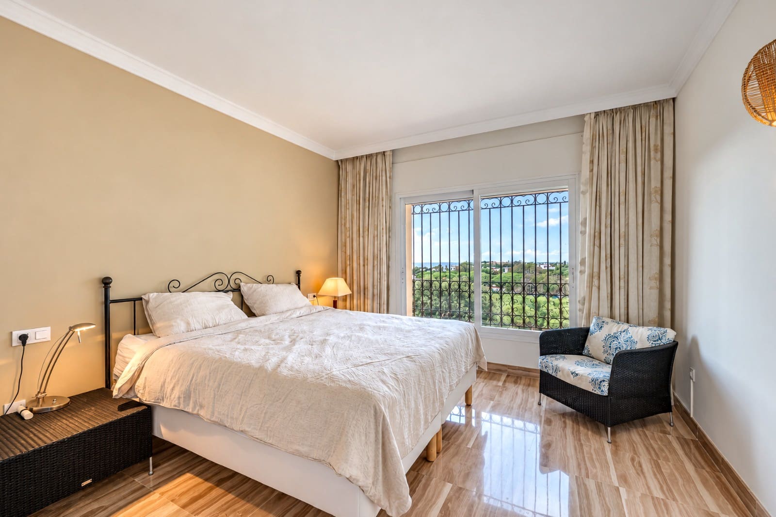 3 sypialnia Apartament na sprzedaż w Elviria z basenem garażem - 899 000 € (Ref: 10179594)