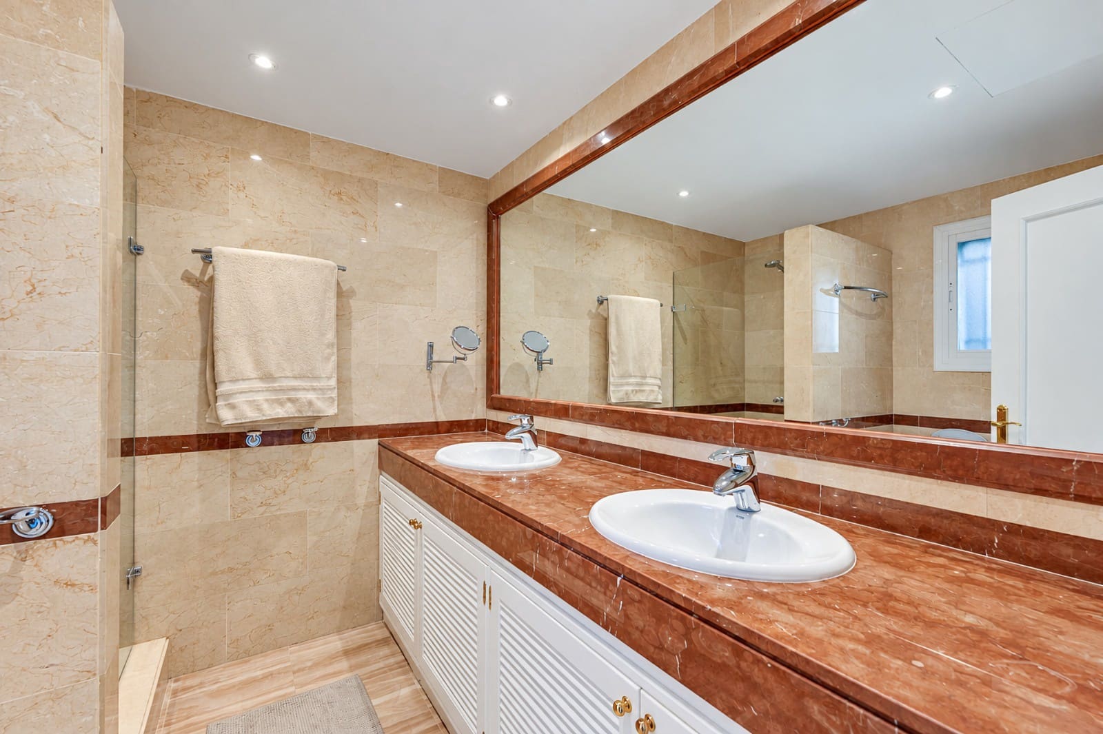 3 sypialnia Apartament na sprzedaż w Elviria z basenem garażem - 899 000 € (Ref: 10179594)