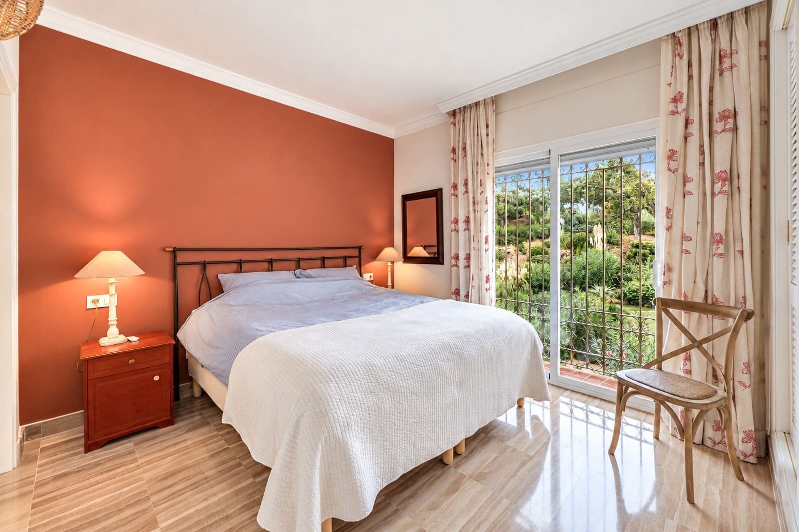 3 sypialnia Apartament na sprzedaż w Elviria z basenem garażem - 899 000 € (Ref: 10179594)