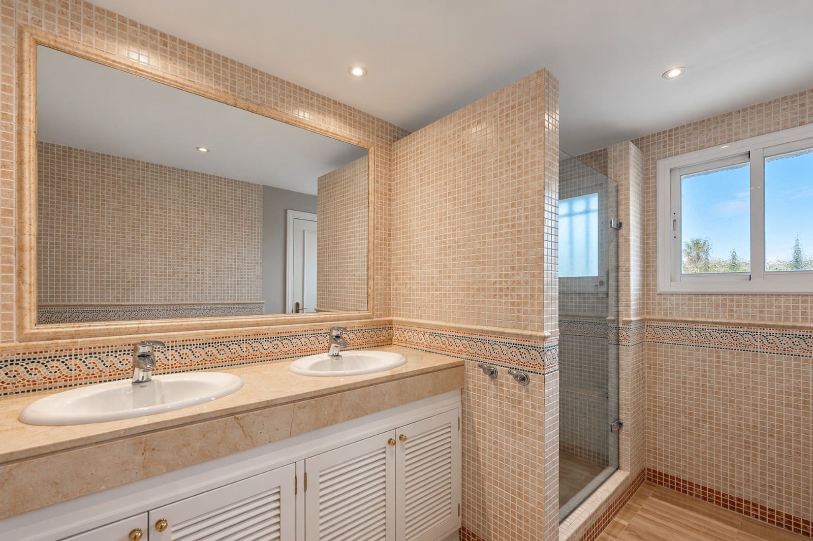 3 sypialnia Apartament na sprzedaż w Elviria z basenem garażem - 899 000 € (Ref: 10179594)