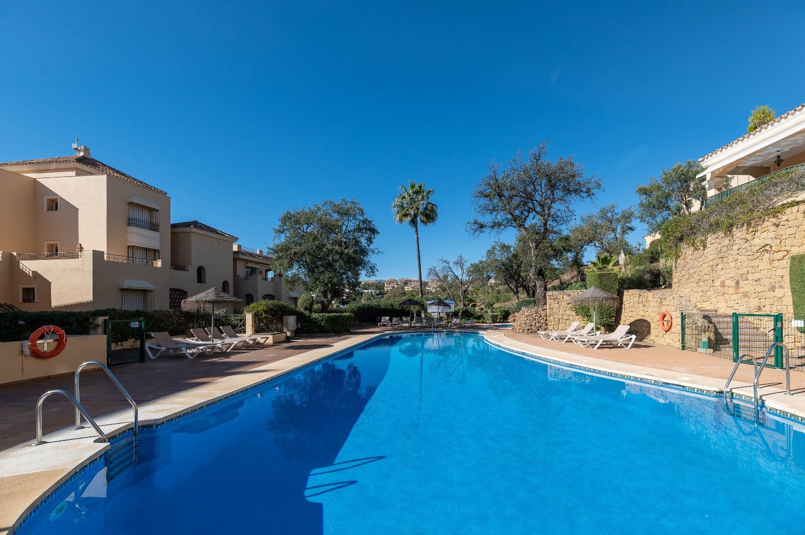3 sypialnia Apartament na sprzedaż w Elviria z basenem garażem - 899 000 € (Ref: 10179594)
