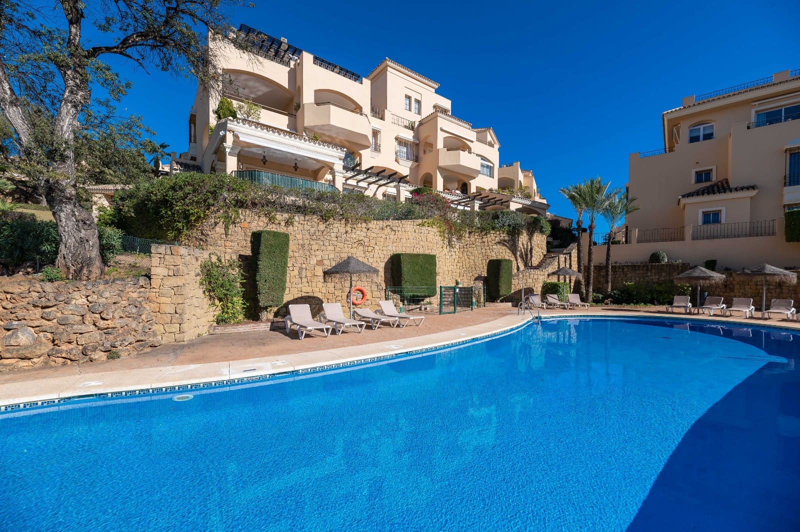 3 sypialnia Apartament na sprzedaż w Elviria z basenem garażem - 899 000 € (Ref: 10179594)