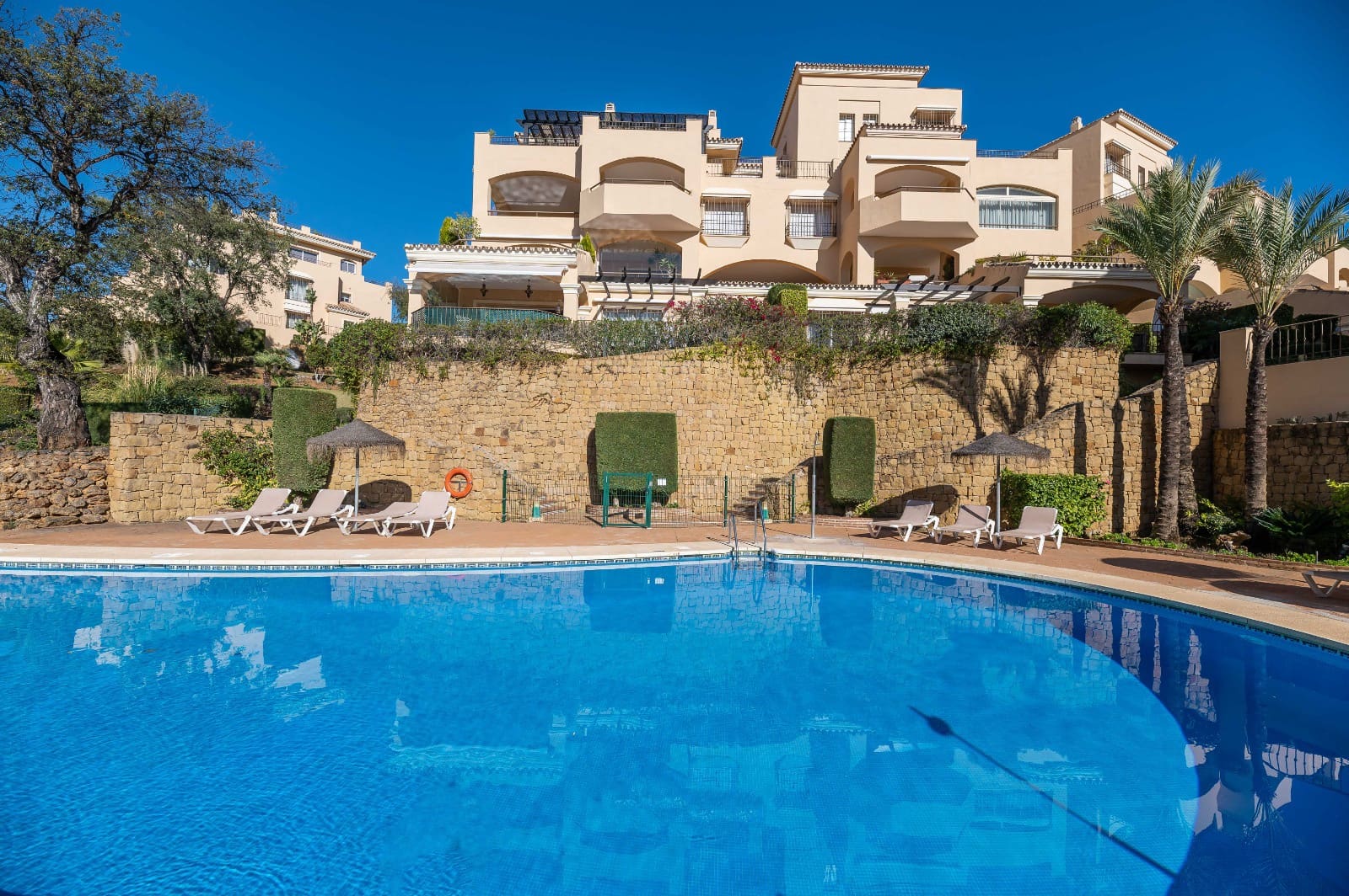 3 sypialnia Apartament na sprzedaż w Elviria z basenem garażem - 899 000 € (Ref: 10179594)