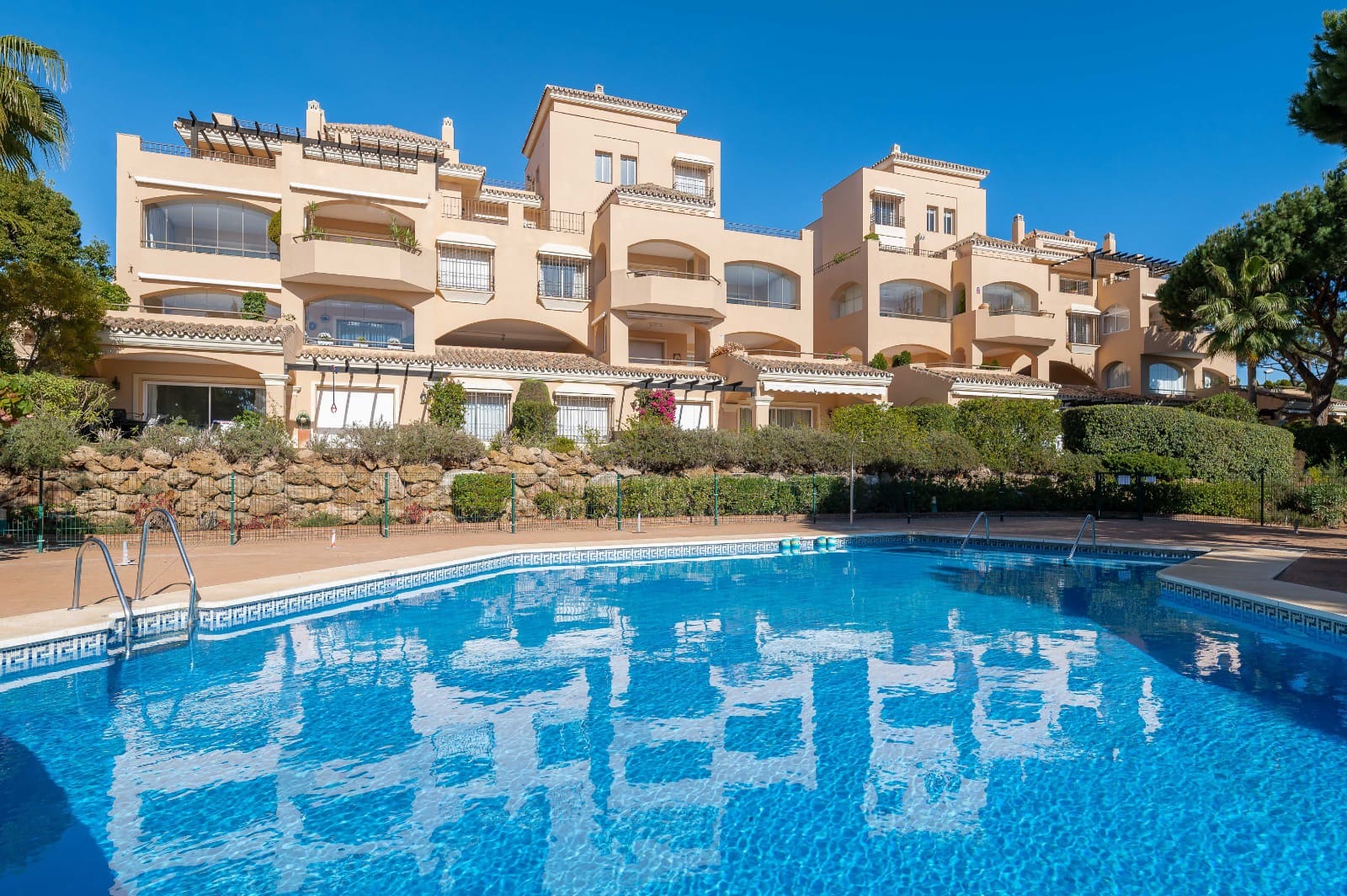 3 sypialnia Apartament na sprzedaż w Elviria z basenem garażem - 899 000 € (Ref: 10179594)