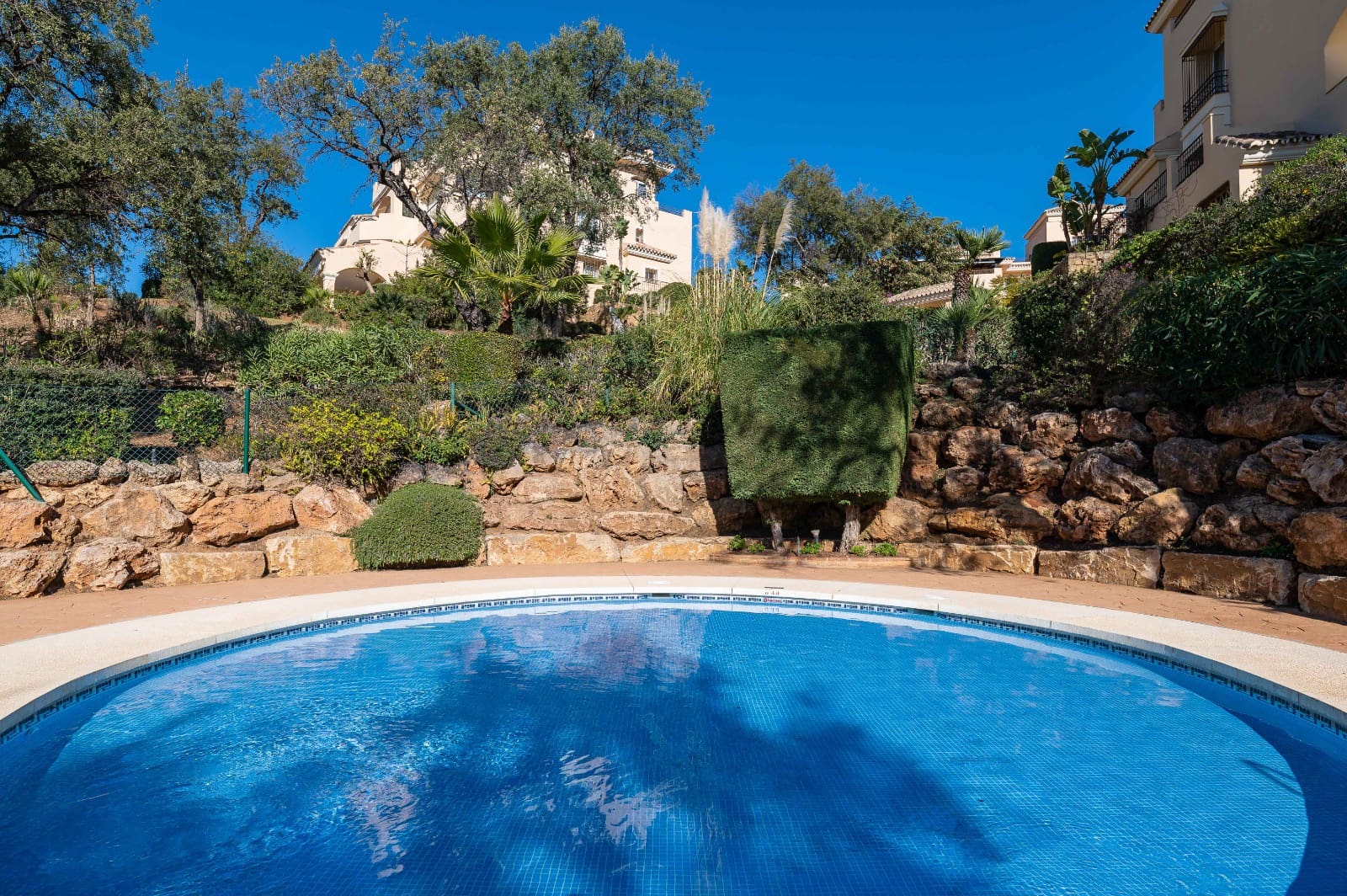 3 sypialnia Apartament na sprzedaż w Elviria z basenem garażem - 899 000 € (Ref: 10179594)
