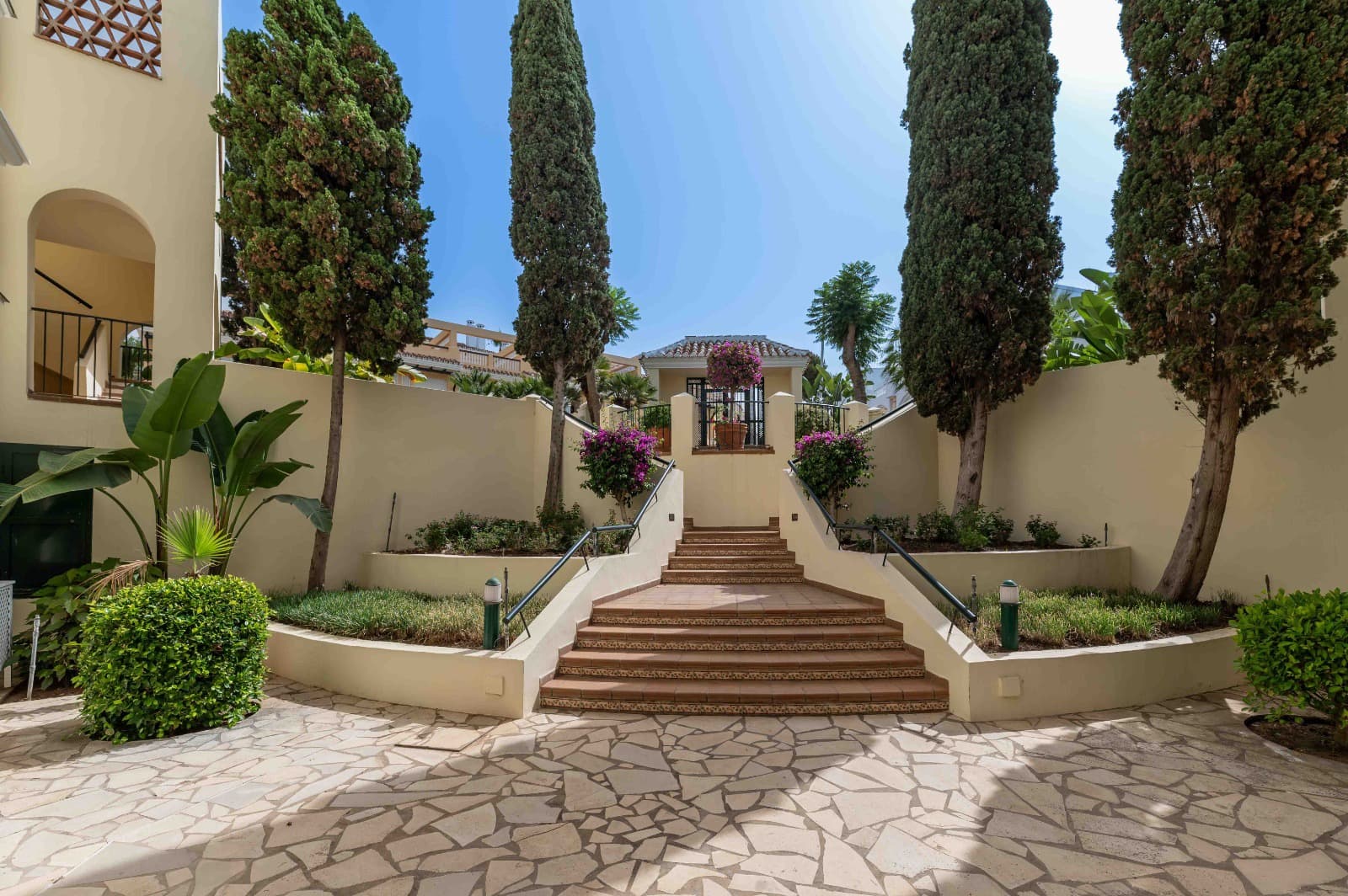 3 bedroom Apartment for sale in Elviria with garage - € 1,195,000 (Ref: 8441251)