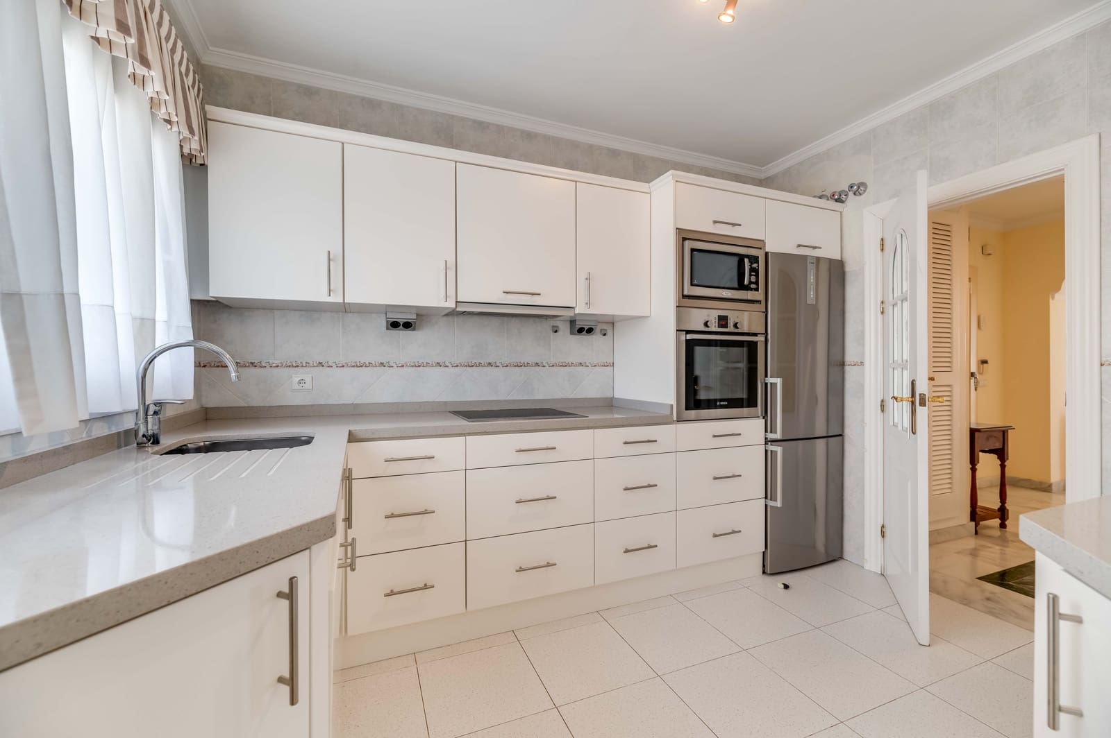 3 bedroom Apartment for sale in Elviria with garage - € 1,195,000 (Ref: 8441251)